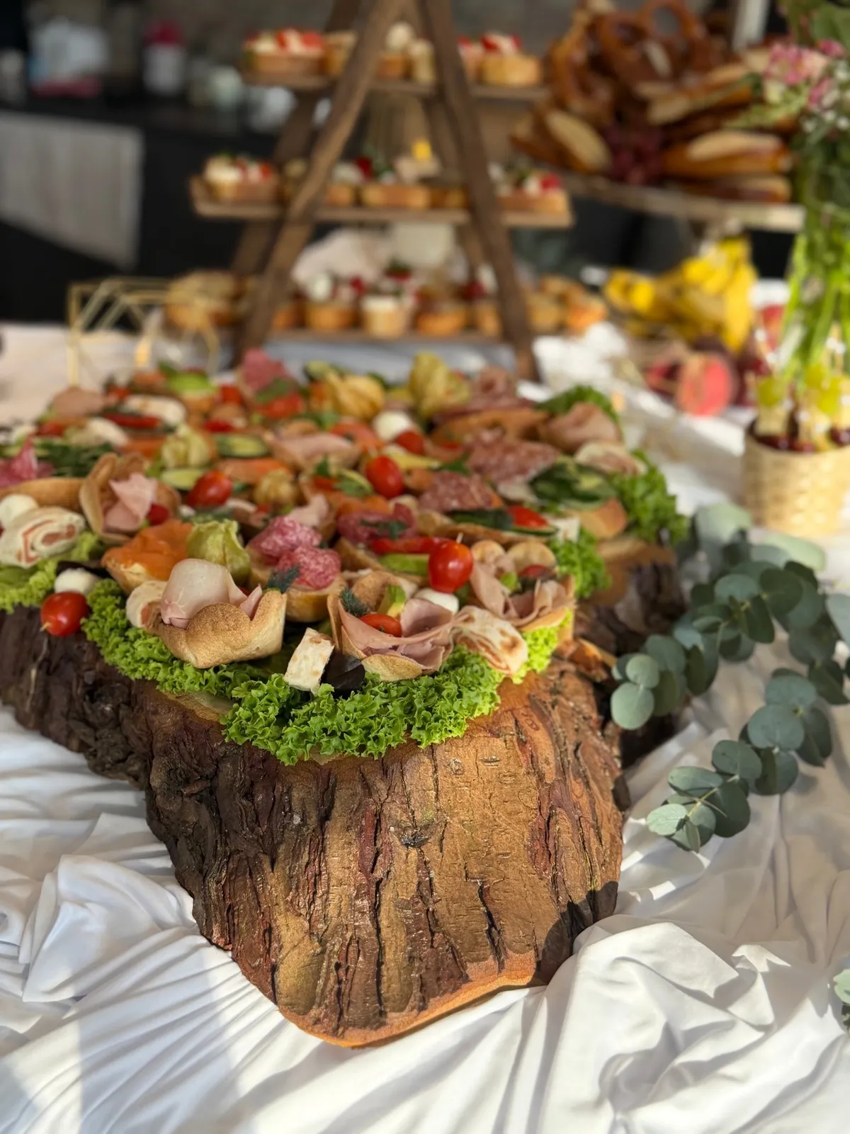Fingerfood-Buffet auf Holzscheibe