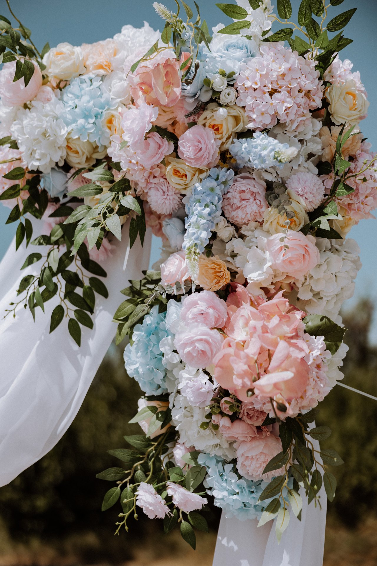 Florales Arrangement in Rosa und Weiß