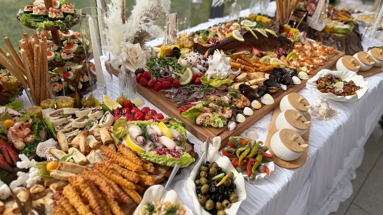 Reich gedecktes Buffet mit Fingerfood