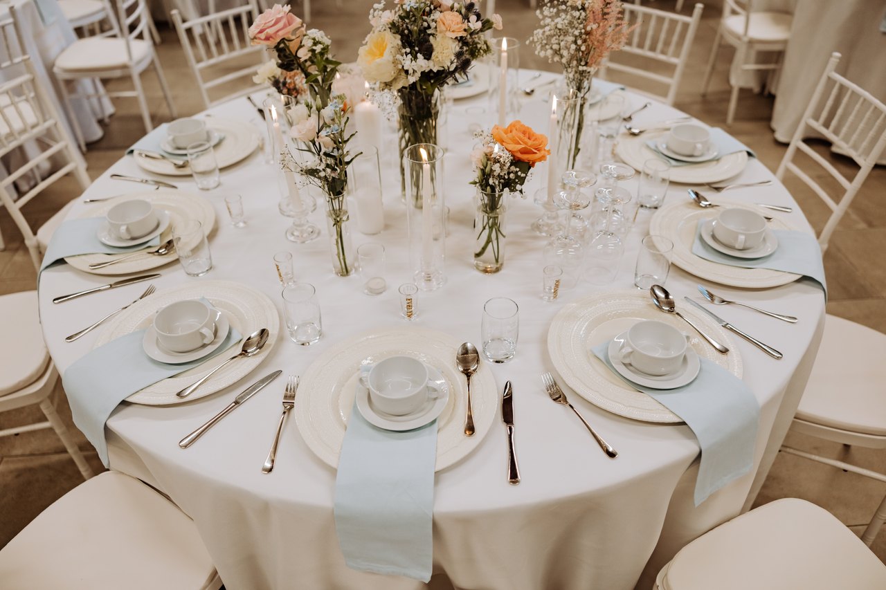 Runder Hochzeitstisch mit Pastell-Floristik